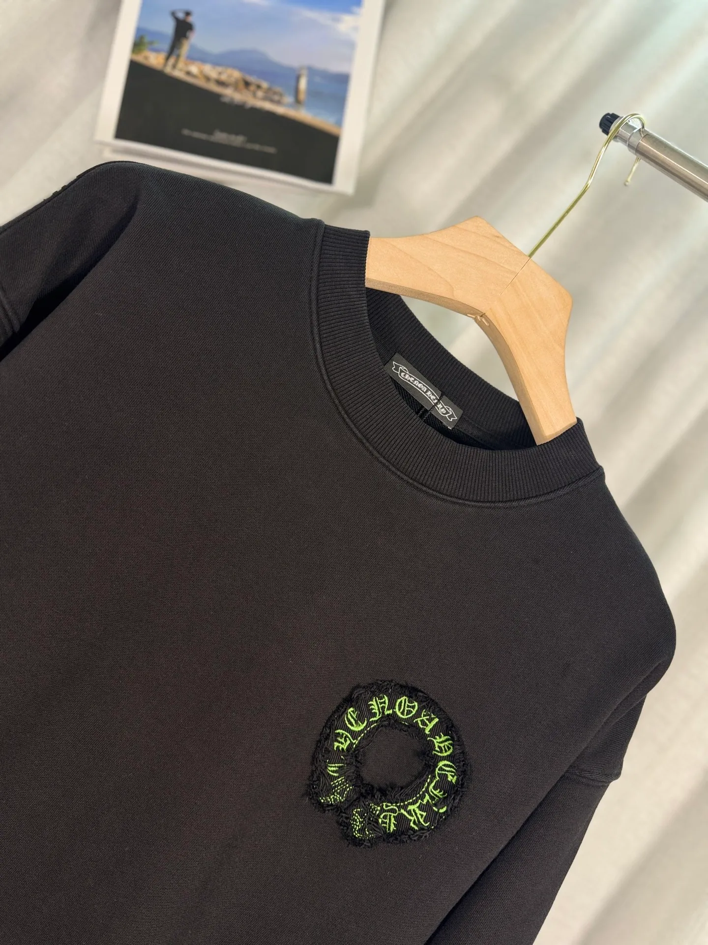 P260 top version, real shot without P, ​​different from market currency) 𝗖𝗵𝗿𝗼𝗺𝗲 𝗛𝗲𝗮𝗿𝘁𝘀/Cro Heart 2025 washed patch embroidery autumn and winter new original single counter American laser burnt 3D three-dimensional color embroidered couple casual sweatshirt 👑The highest version! Customized fabric 430g tripe terry fabric! American acid-washed and distressed original fabric laser burnt ✟appliqué embroidery and exquisite embroidery of letters! The best-selling model in the counter, very comfortable to wear. Accessories: original molded and authenticated collar label➕100% silk wash label. Genuine purchase-grade original hangtag➕matching hanging rope➕3D hanging beads➕original packaging bag. Craftsmanship: The original version has consistent wiring! The highest version of the armhole matching technique! Color: Pink Black Size: S M L XL Style No.: 9333